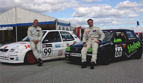 Den hvide Saxo med nr. 99, kørt af Leon Sørensen. og den sorte Saxo med nr. 66, kørt af Claus Christensen.